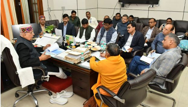 समीक्षा बैठक करते कृषि मंत्री सूर्यप्रताप शाही