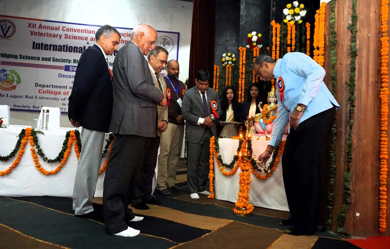 सम्मेलन का शुभारंभ करते मुख्य अतिथि प्रो. जेवी रमाना.