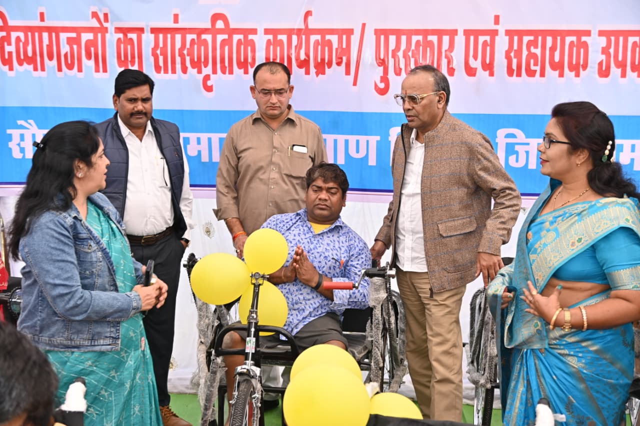 दिव्यांगजनों को व्हीलचेयर प्रदान करते हुए कुरुद विधायक अजय चंद्राकर।