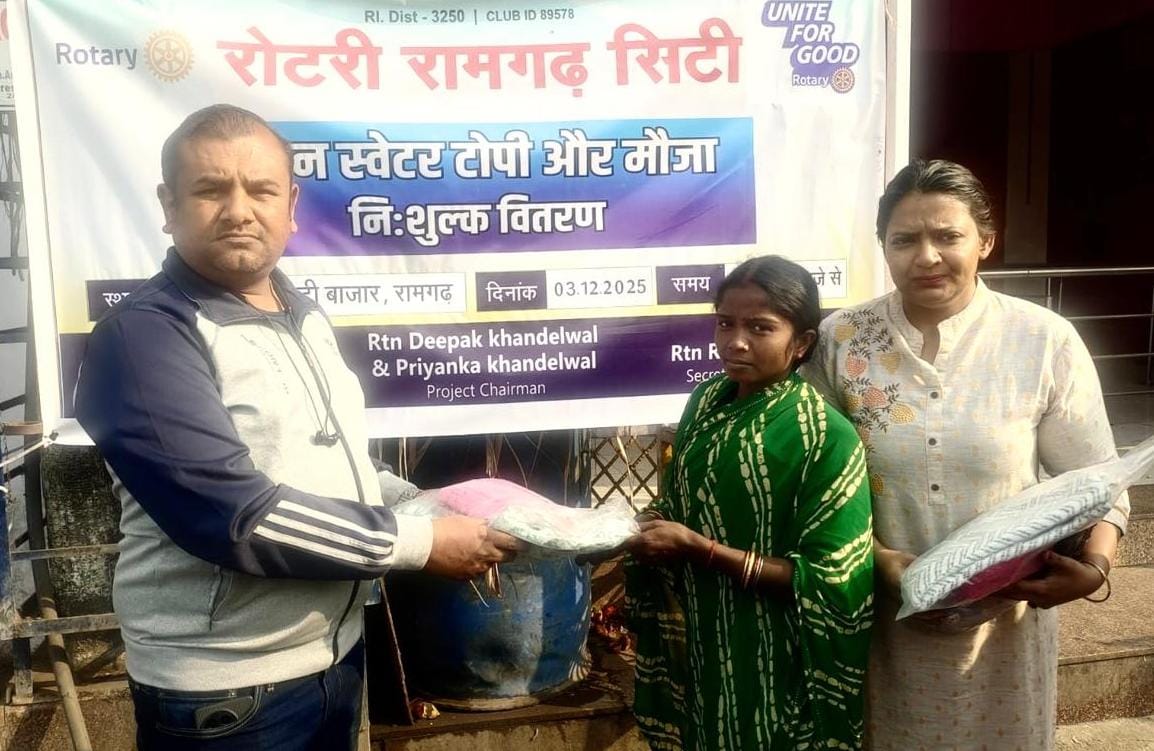 वितरण करते लोग