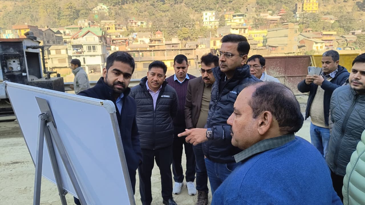 Himachal Pradesh में चल रहे एनएचएआई के कार्यों का निरीक्षण करते हुए Uttarakhand के अधिकारी व अन्य Himachal Pradesh में चल रहे एनएचएआई के कार्यों का निरीक्षण करते हुए Uttarakhand के अधिकारी व अन्य