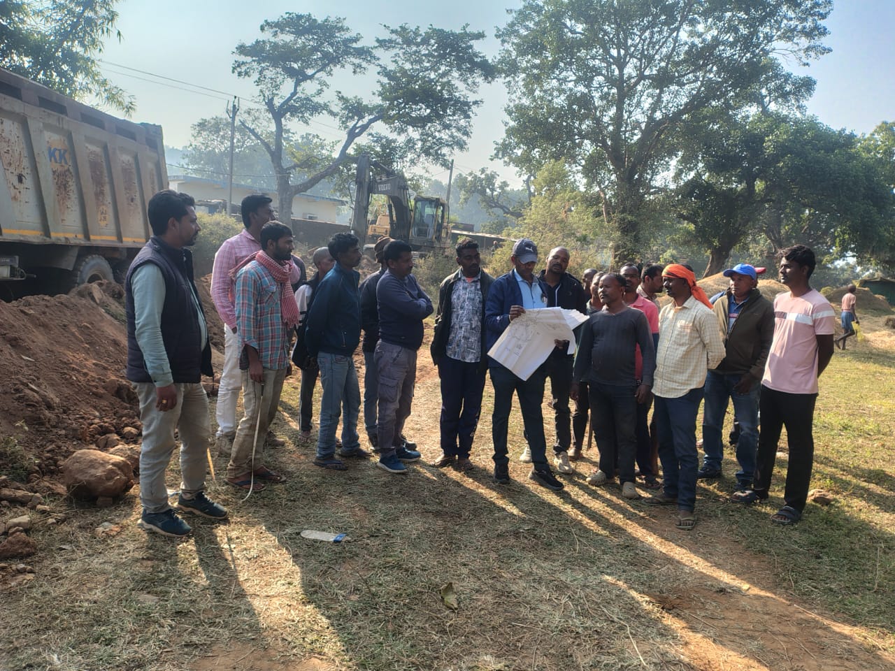 मौजूद ग्रामीण