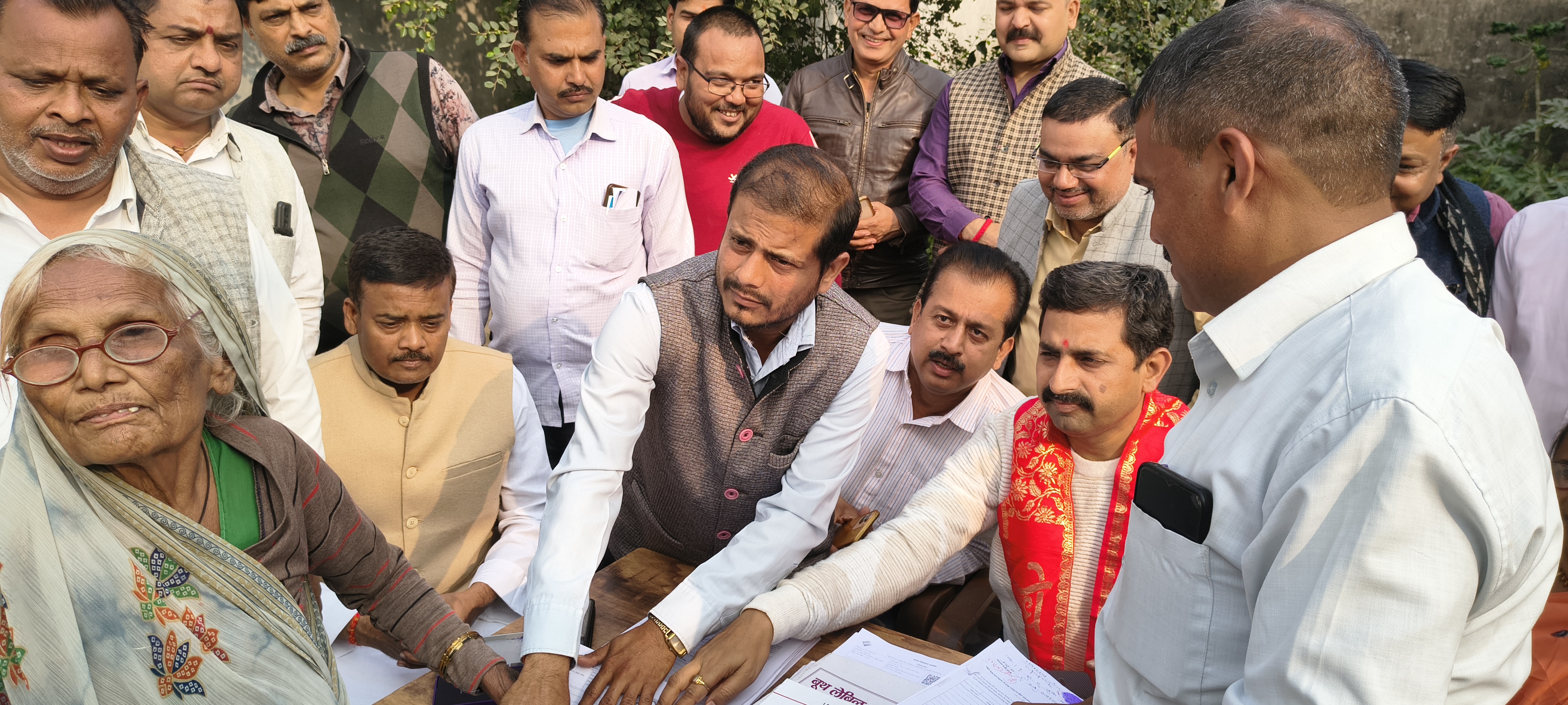 जानकारी देते बीएलओ जानकारी देते बीएलओ