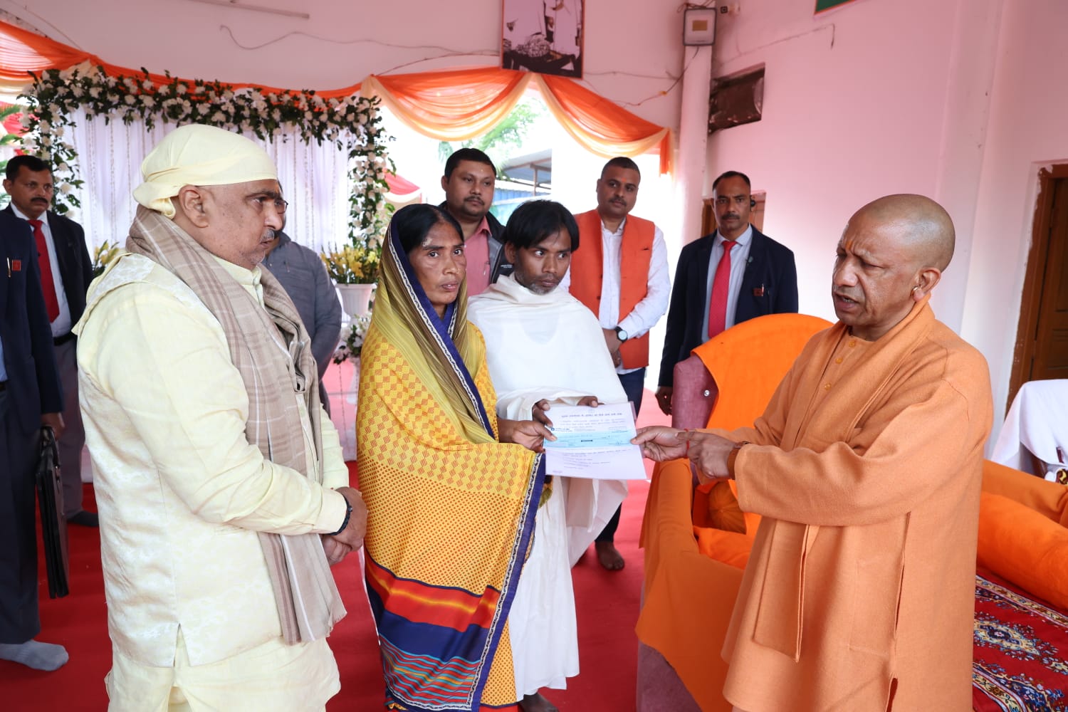 अनुसूचित जाति के मृतक राम नेवास के परिवार को आर्थिक सहायता की पहली किश्त के रूप में 412500 रुपये का चेक सौंपा मुख्यमंत्री ने* अनुसूचित जाति के मृतक राम नेवास के परिवार को आर्थिक सहायता की पहली किश्त के रूप में 412500 रुपये का चेक सौंपा मुख्यमंत्री ने*
