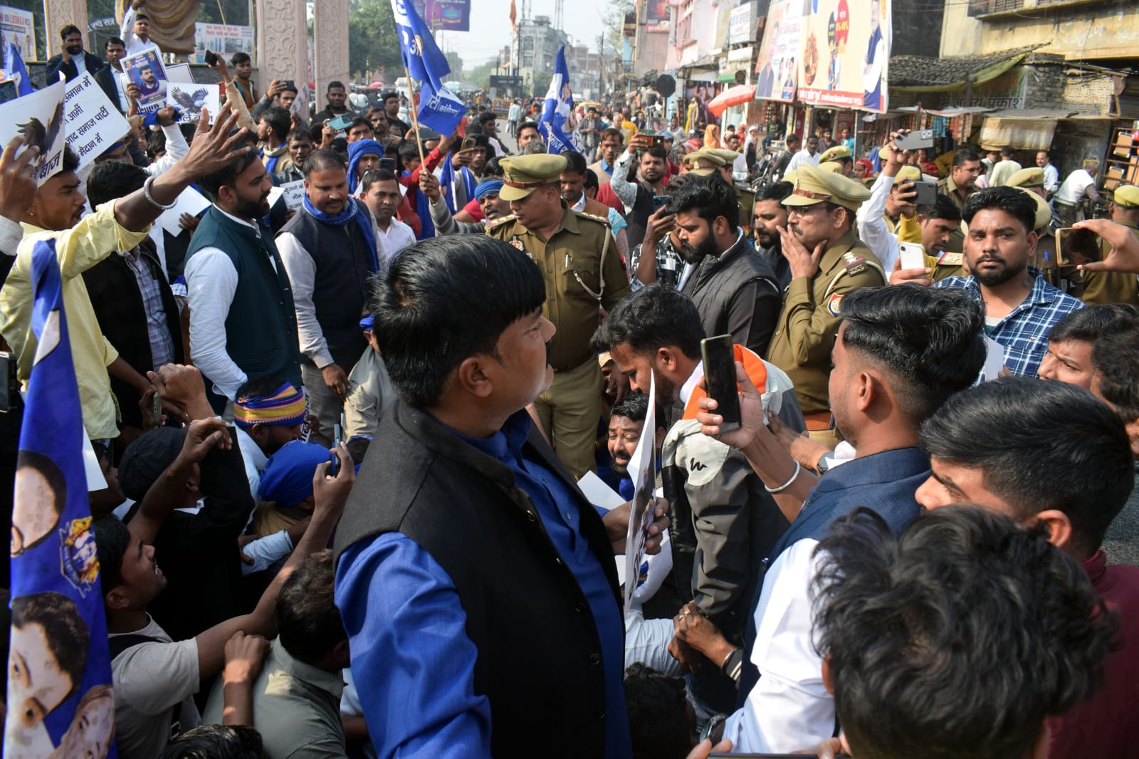 लालबाग चौराहा पर बैठे आजाद समाज पार्टी व भीम आर्मी के कार्यकर्ता