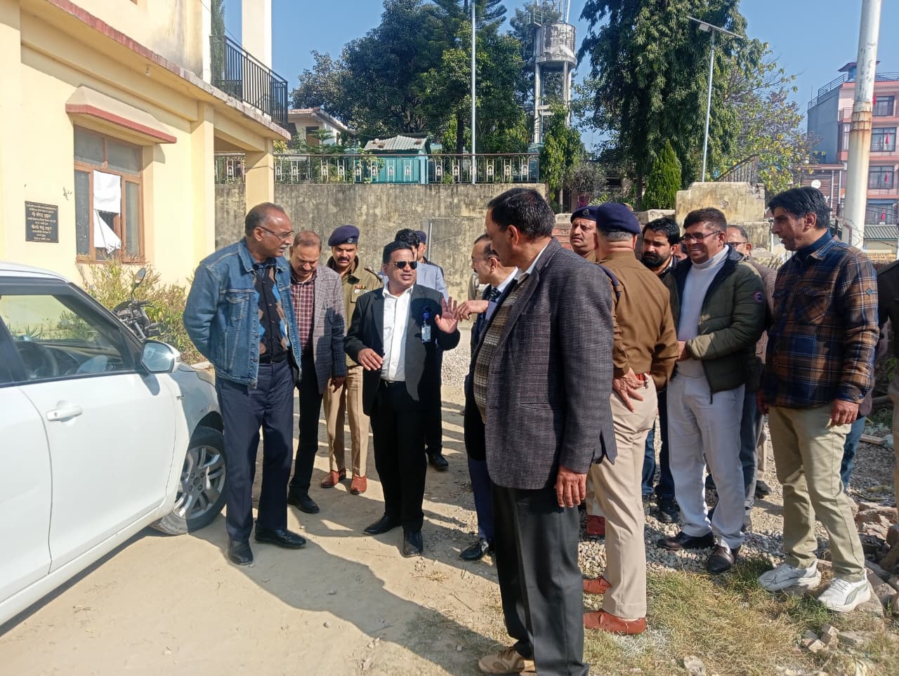 हिमाचल प्रदेश पुलिस के आईजी विमल गुप्ता और उपायुक्त अमरजीत सिंह शहीद कैप्टन मृदुल शर्मा मेमोरियल ब्वायज सीनियर सेकंडरी स्कूल के मैदान में मैगा वॉकथॉन की तैयारियों की समीक्षा करते हुए हिमाचल प्रदेश पुलिस के आईजी विमल गुप्ता और उपायुक्त अमरजीत सिंह शहीद कैप्टन मृदुल शर्मा मेमोरियल ब्वायज सीनियर सेकंडरी स्कूल के मैदान में मैगा वॉकथॉन की तैयारियों की समीक्षा करते हुए