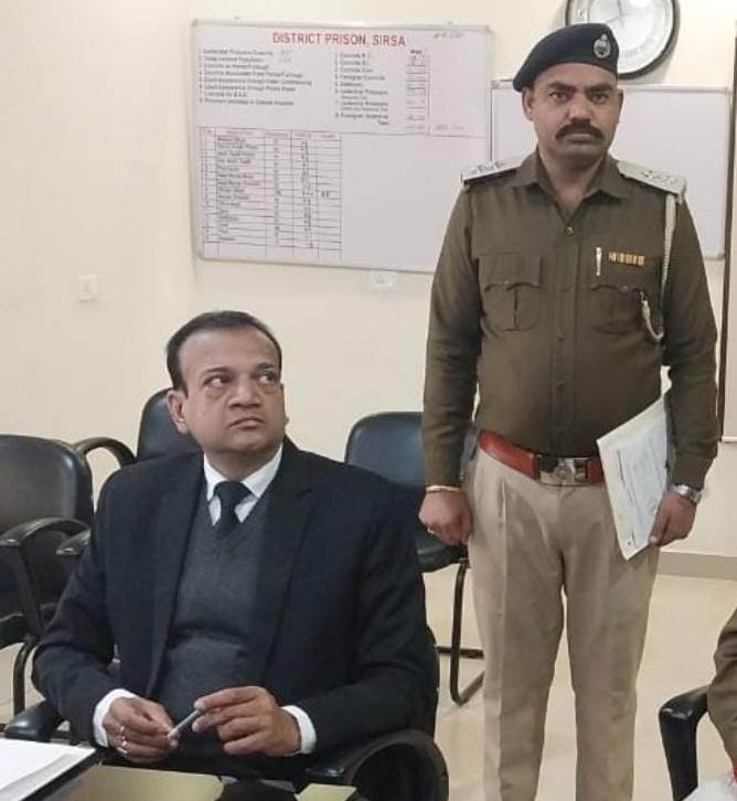 जिला जेल में आयोजित लोक अदालत में केसों की सुनवाई करते न्यायाधीश प्रवेश सिंगला.