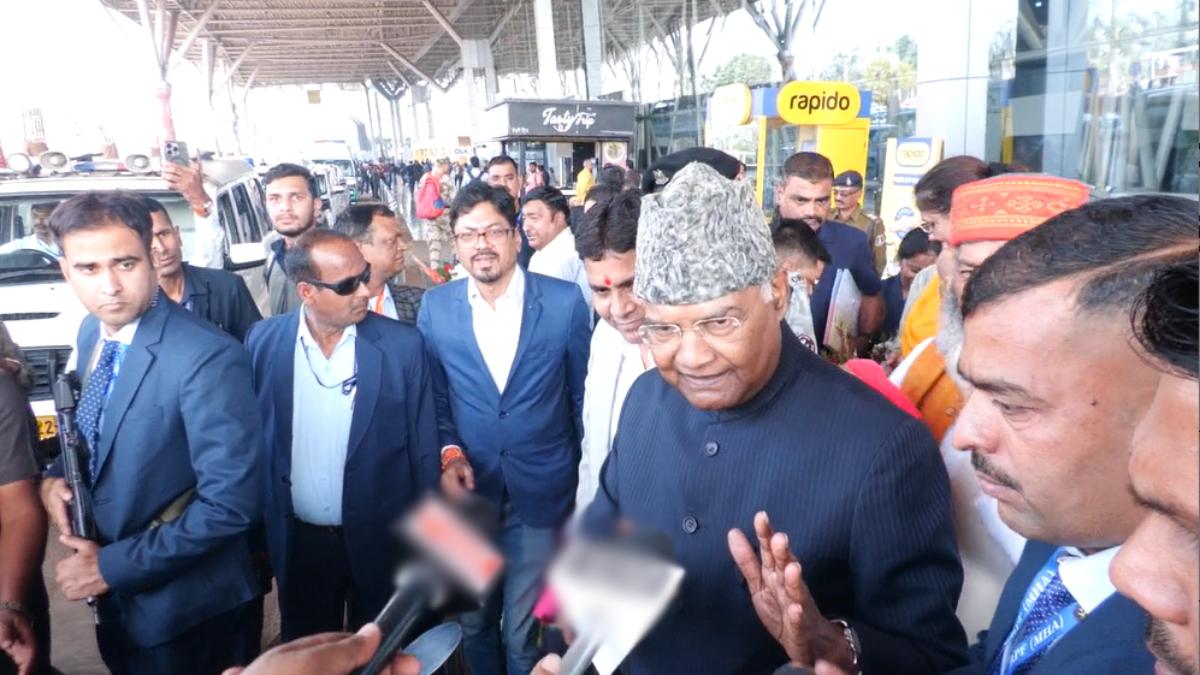 रायपुर एयरपोर्ट में पूर्व President रामनाथ कोविंद