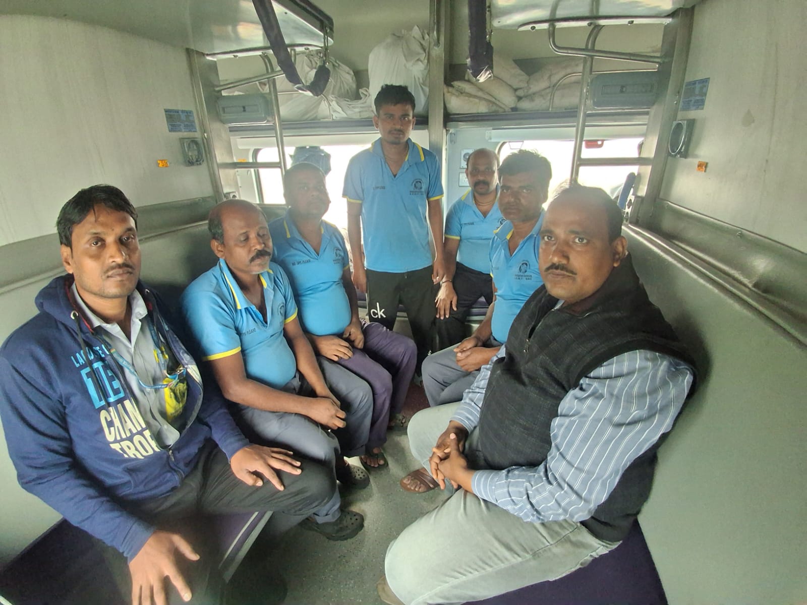 संतरागाछी स्टेशन पर अनधिकृत पैक्ड पानी जब्त करती वाणिज्य टीम।