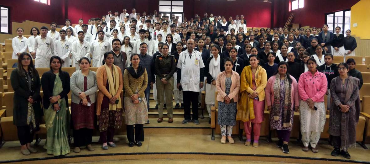 कार्यक्रम में मेडिकल कॉलेज अधिकारियों व मेडिकल विद्यार्थियों के साथ श्रद्धा सिंह।