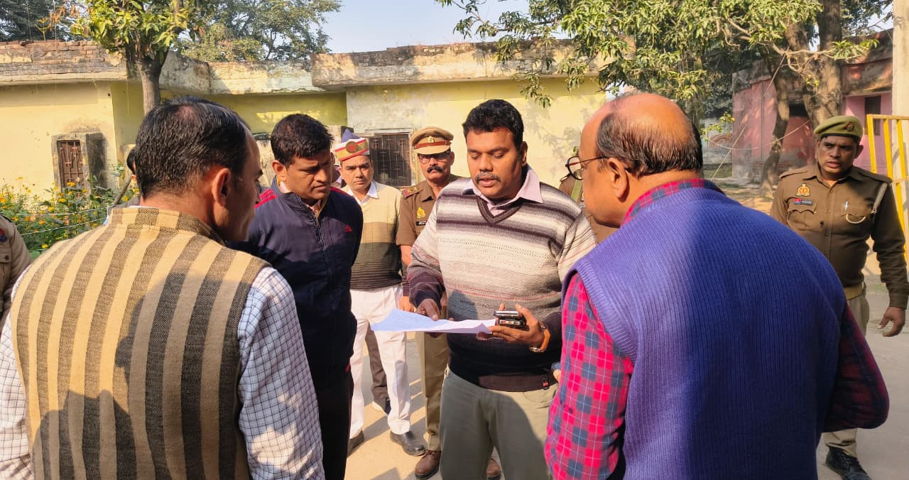 निरीक्षण के दौरान जिलाधिकारी
