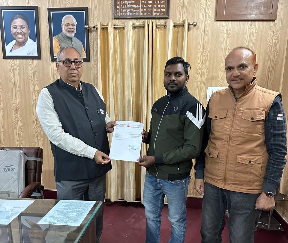 दलीराम को सम्मानित करते हुए