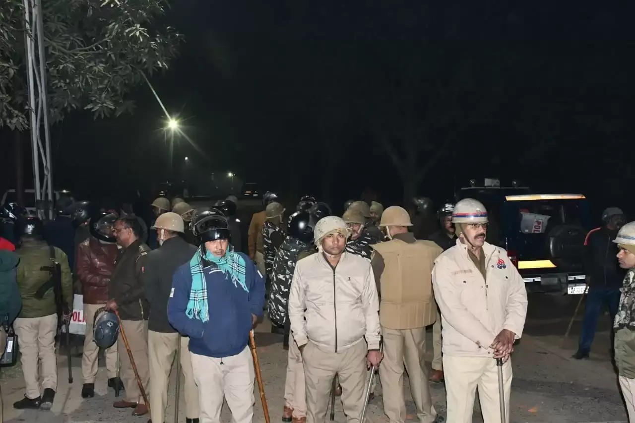 बीएचयू में बवाल के बाद फोर्स बीएचयू में बवाल के बाद फोर्स