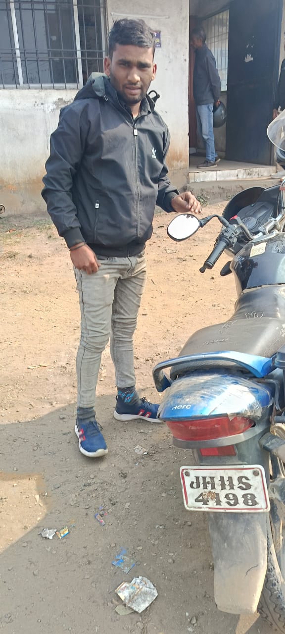 जब्त गाड़ी के साथ युवक