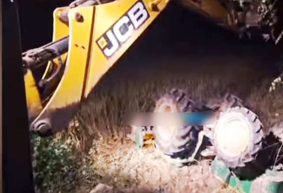 गोयालटोड़ में पलटे ट्रैक्टर से जेसीबी की मदद से निकाले गए शव।