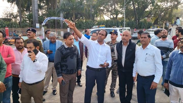 कलेक्टर ने रहली के ग्राम बरखेरा में बने फ्रूट फॉरेस्ट का किया निरीक्षण कलेक्टर ने रहली के ग्राम बरखेरा में बने फ्रूट फॉरेस्ट का किया निरीक्षण