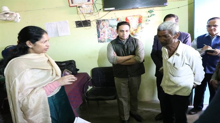 कलेक्टर ने करहिया मण्डी में खाद वितरण का लिया जायजा कलेक्टर ने करहिया मण्डी में खाद वितरण का लिया जायजा