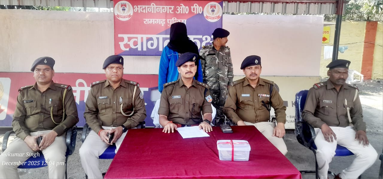 प्रेस कॉन्फ्रेंस करते एसडीपीओ