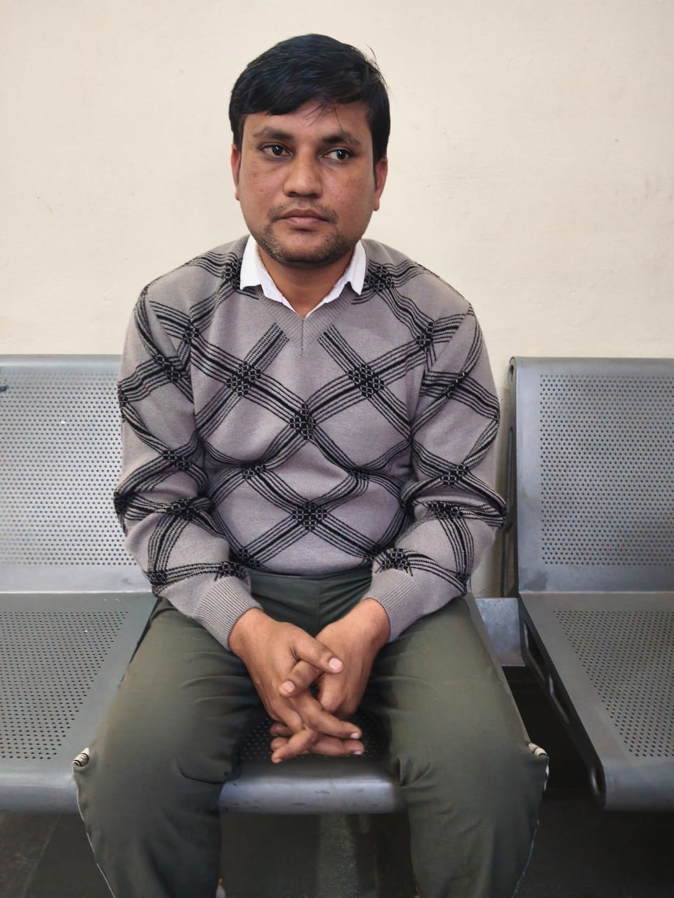 जिला शिक्षा अधिकारी (प्रारंभिक) का वरिष्ठ सहायक दस हजार रुपये की रिश्वत लेते गिरफ्तार