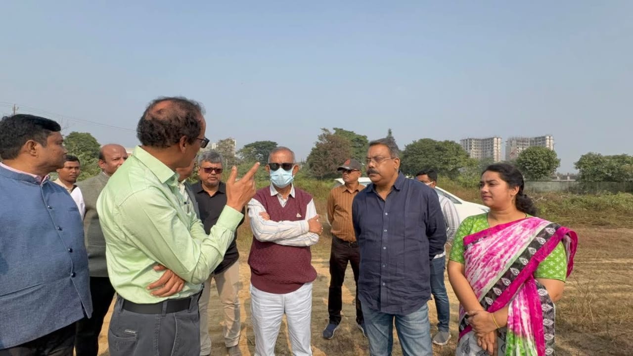 अधिकारियों से बात करते मेयर गौतम देव