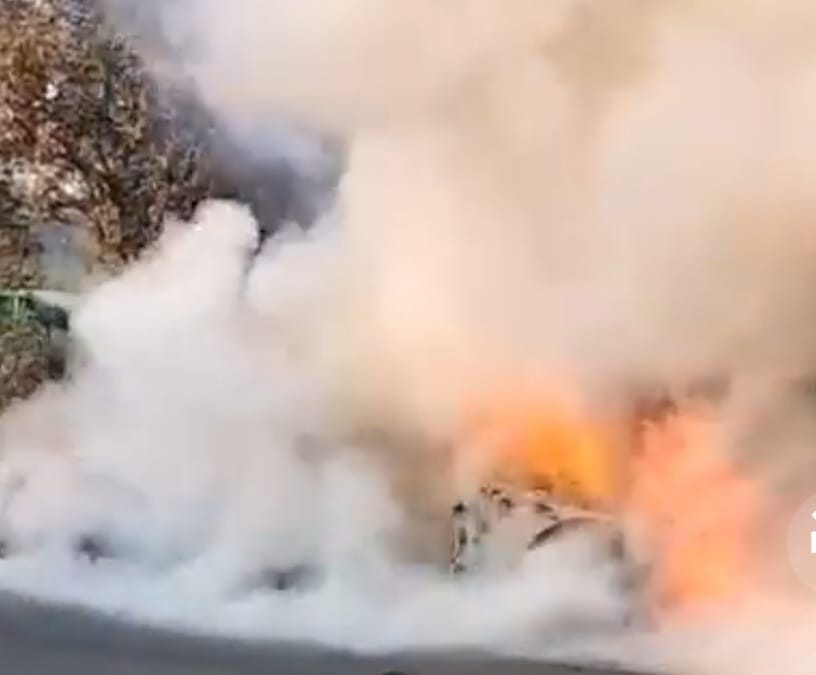 चलती हुई बीएमडब्ल्यू कार में लगी आग