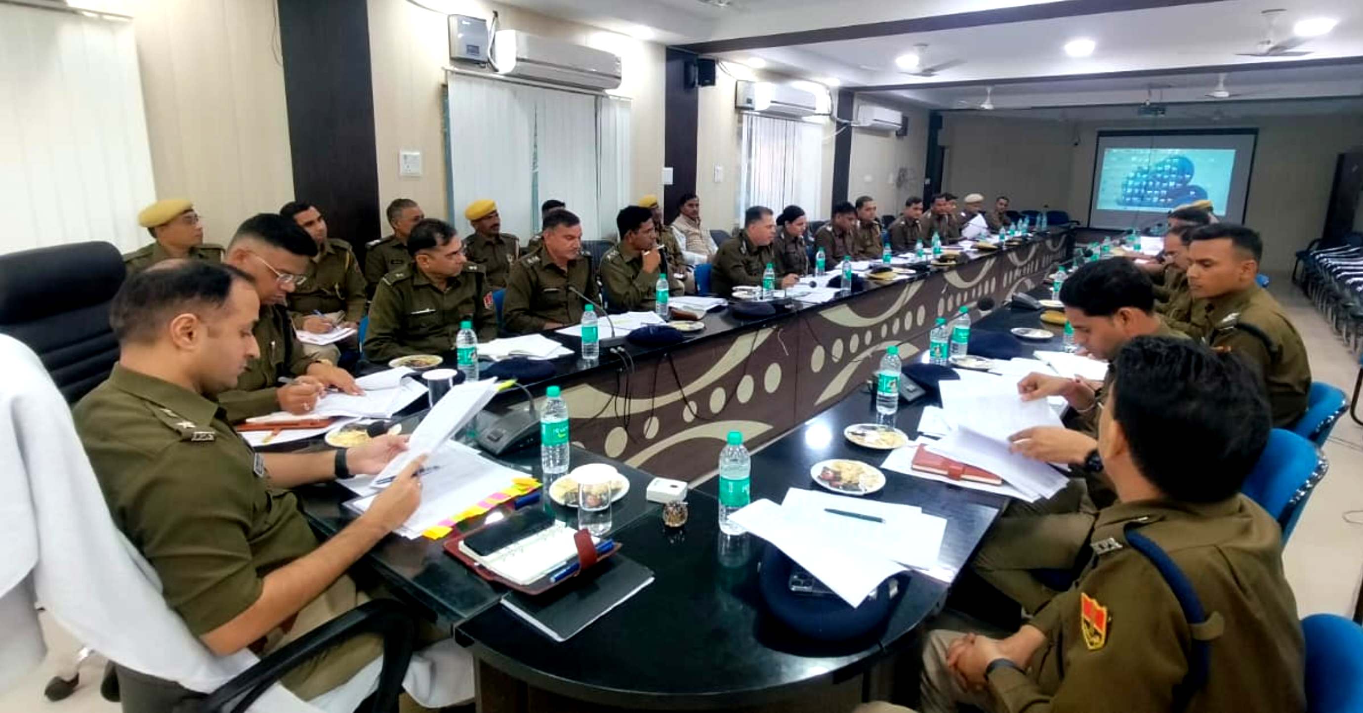 लंबित प्रकरणों के निस्तारण एवं वांछित अपराधियों की गिरफ्तारी के निर्देश लंबित प्रकरणों के निस्तारण एवं वांछित अपराधियों की गिरफ्तारी के निर्देश