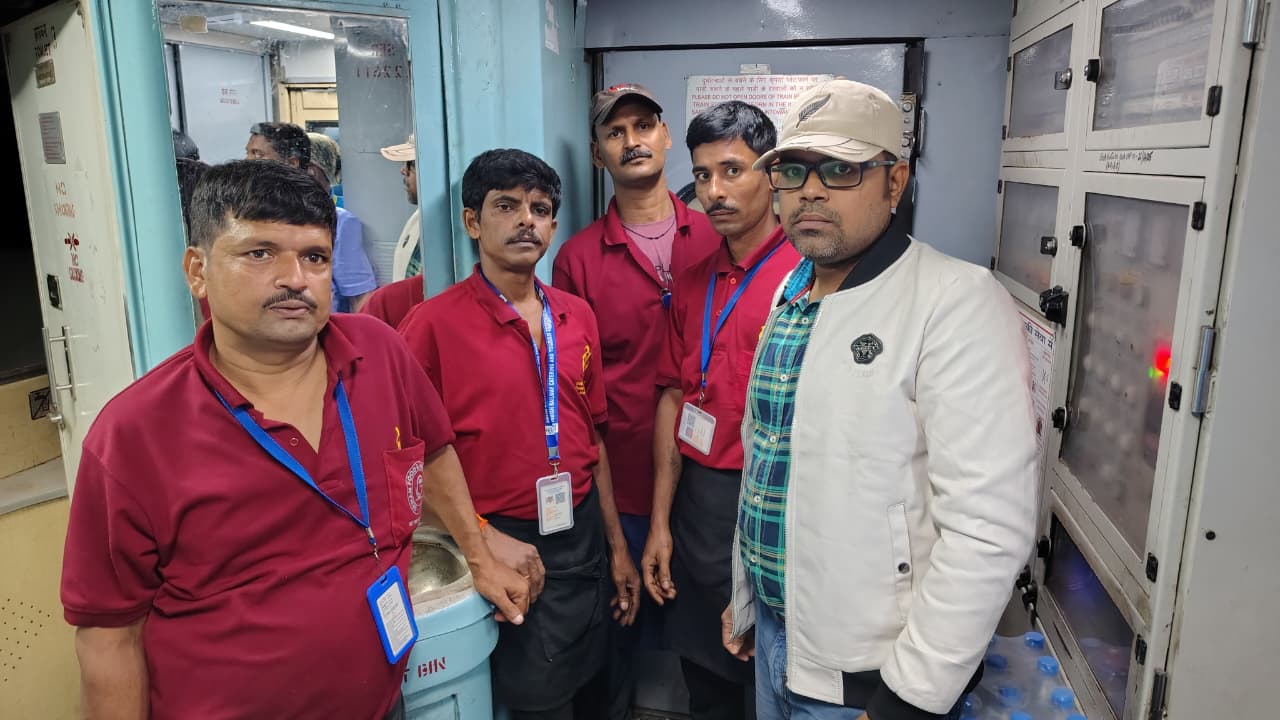 कचरा प्रबंधन को लेकर ओबीएचएस और पेंट्री कार स्टाफ के साथ कचरा प्रबंधन को लेकर ओबीएचएस और पेंट्री कार स्टाफ के साथ