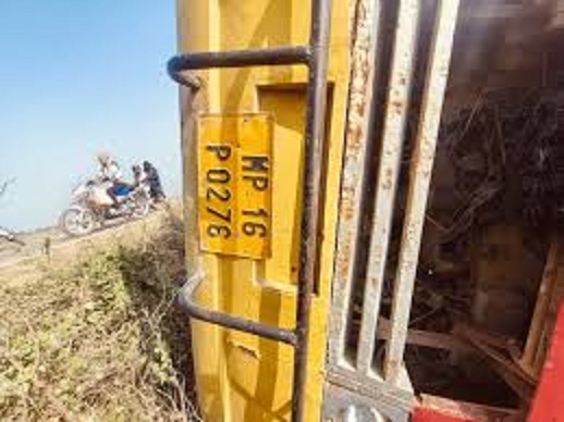 छतरपुर में यात्री बस अनियंत्रित होकर पलटी