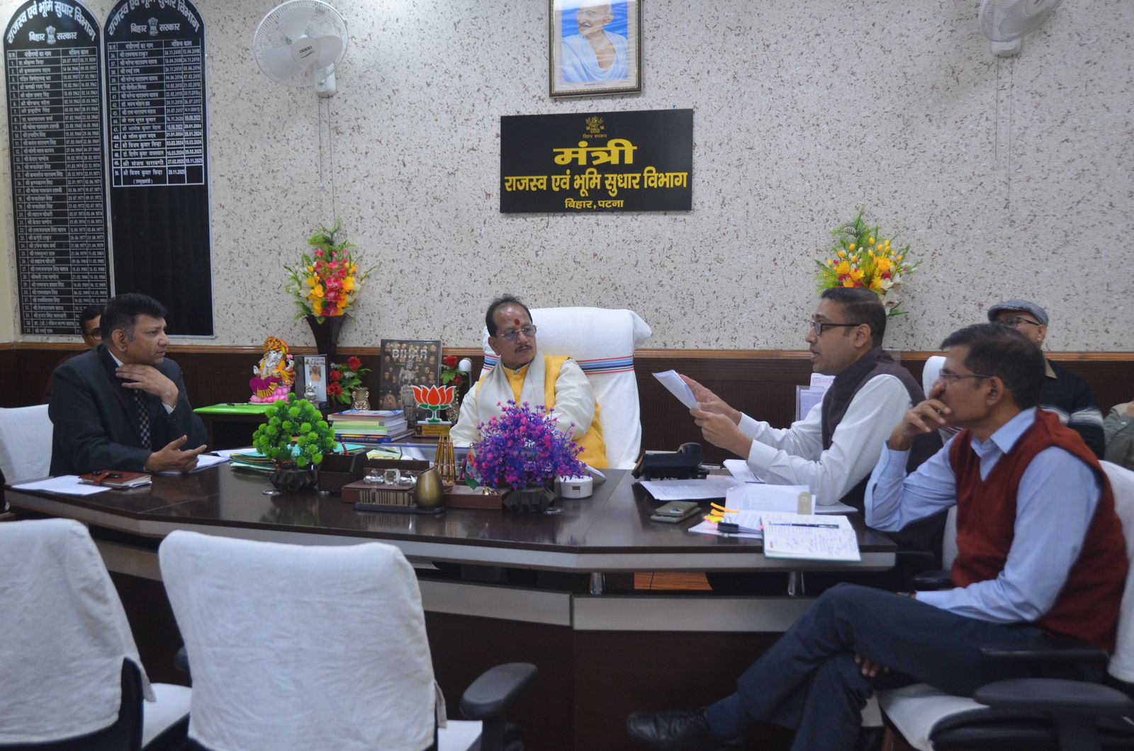 राजस्व एवं भूमि सुधार मंत्री विजय सिनहा अपने कार्यालय में बैठक के दौरान