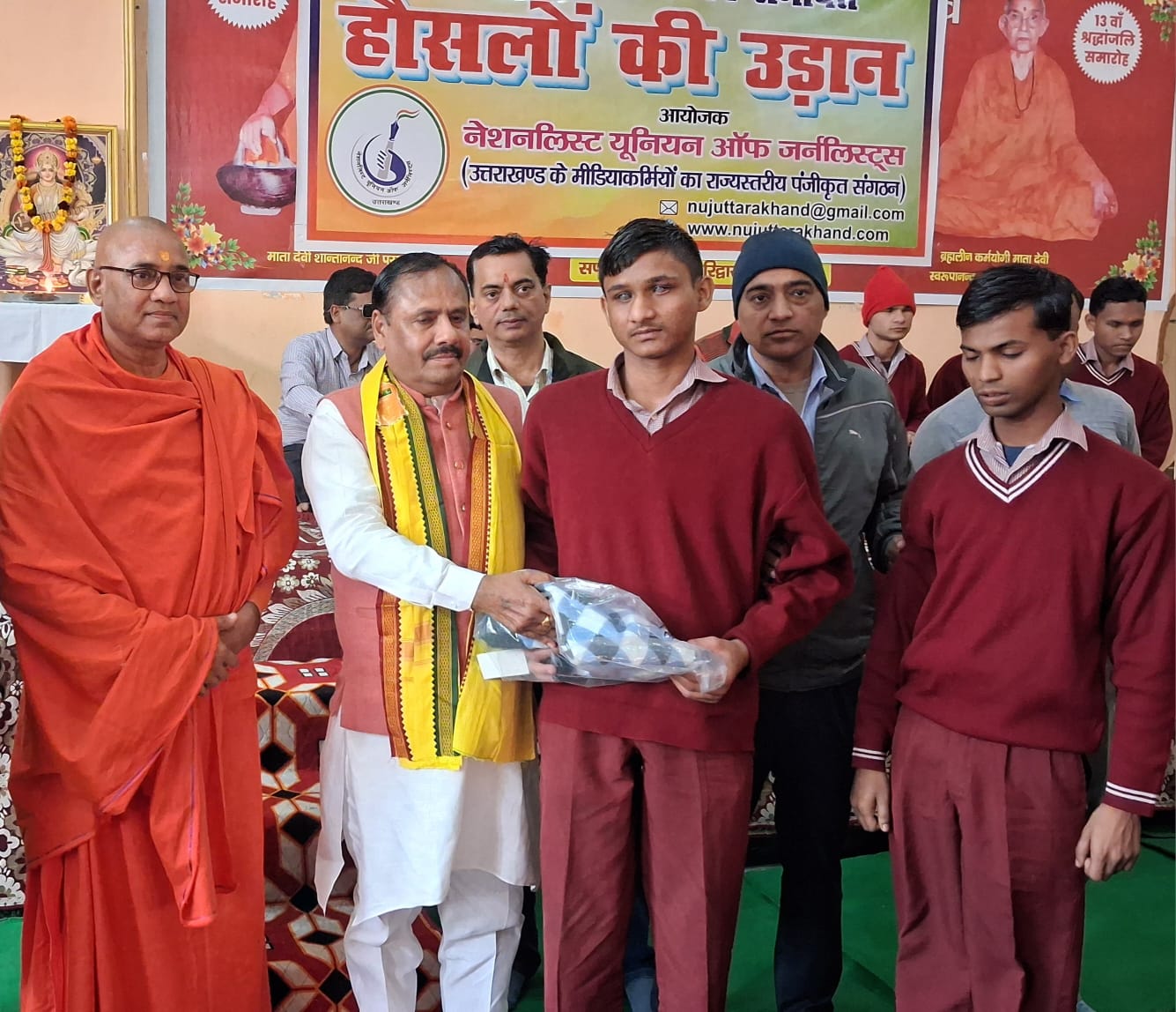 दिव्यांग विद्यार्थियों को सम्मानित करते हुए