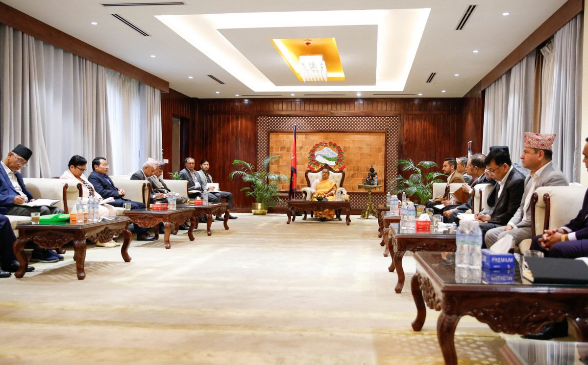 राजनीतिक दल के नेताओं के साथ संवाद करती प्रधानमंत्री सुशीला कार्की