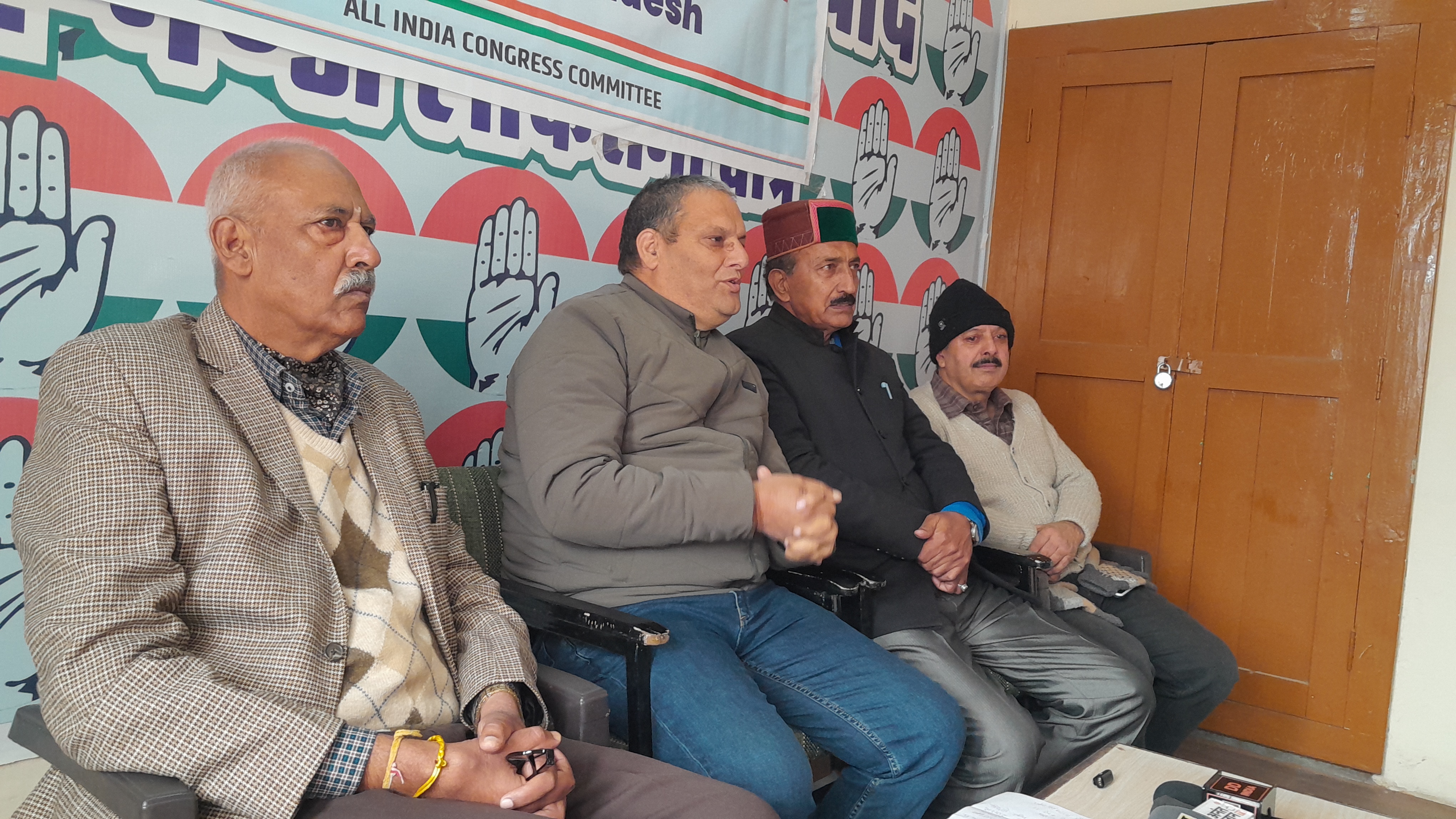 मंडी में पत्रकारों से बात करते हुए पवन ठाकुर। मंडी में पत्रकारों से बात करते हुए पवन ठाकुर।