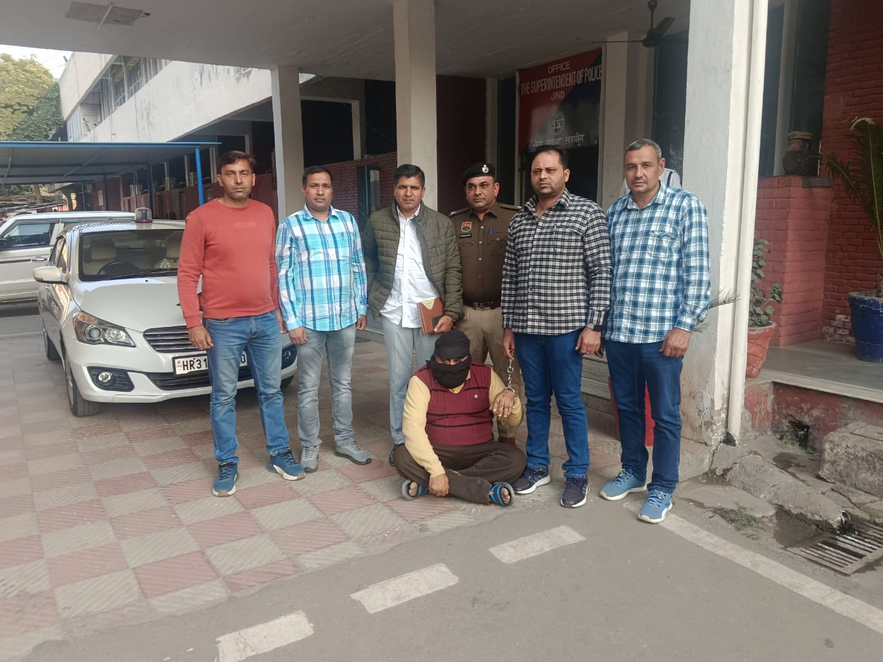 पुलिस गिरफ्त में आरोपित।