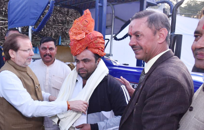 सहकारिता मंत्री डॉ. अरविंद शर्मा किसानों को सम्मानित करते  हुए
