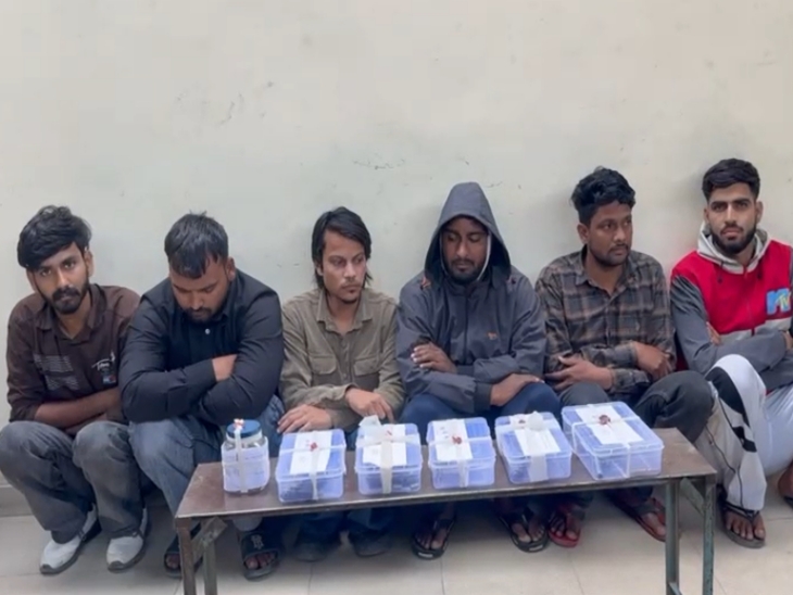 राजधानी में गैंगवार की साजिश नाकाम: भारी मात्रा में हथियारों के साथ छह आरोपी दबोचे राजधानी में गैंगवार की साजिश नाकाम: भारी मात्रा में हथियारों के साथ छह आरोपी दबोचे