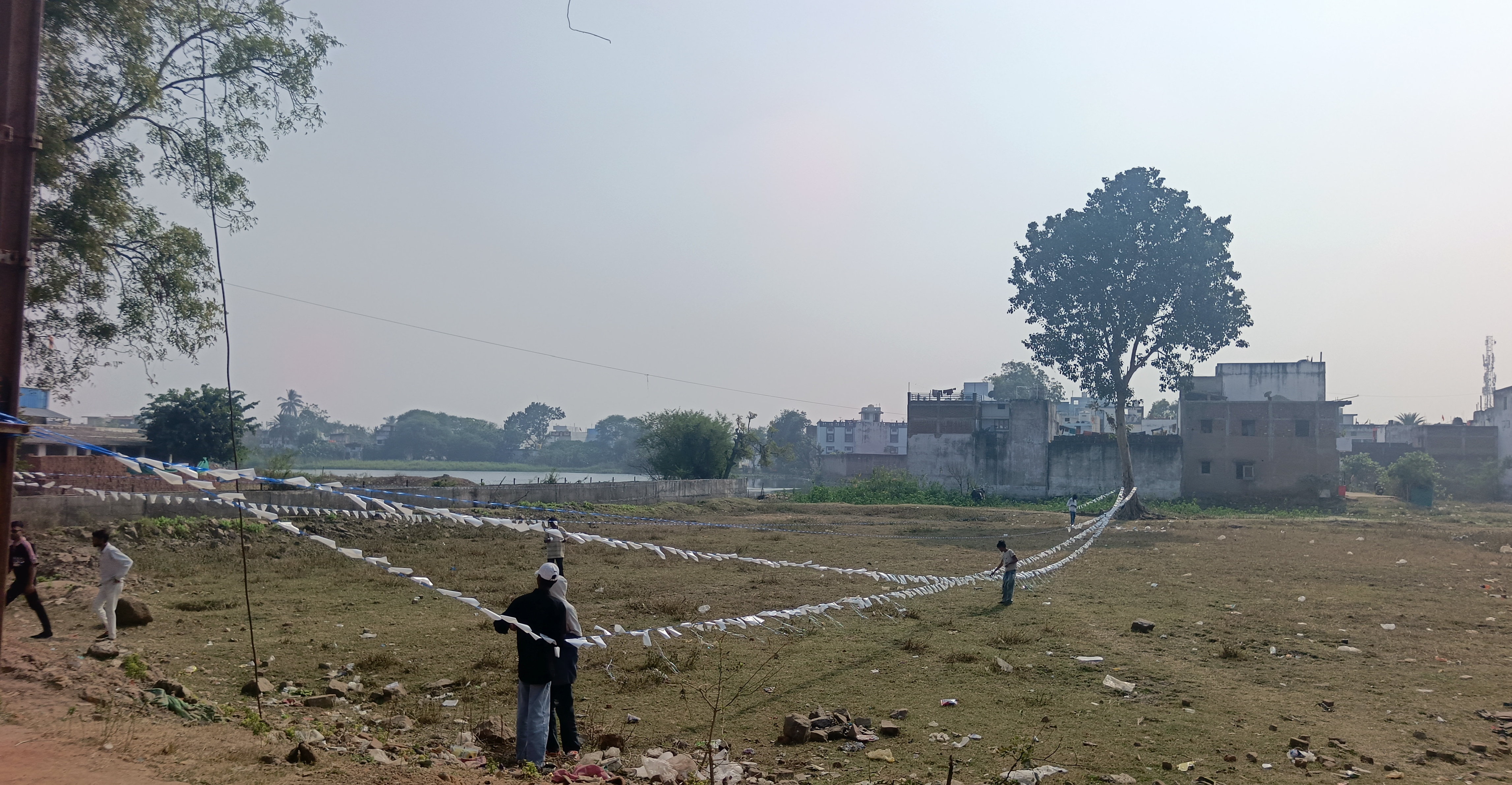 पोस्टआफिस वार्ड में तोरण पताका लगाते हुए युवा.