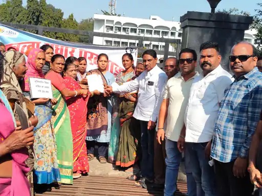 कोरबा महिला कांग्रेस का SECL गेवरा कार्यालय घेराव, भूविस्थापितों की चार सूत्री मांगों पर 15 दिन का अल्टीमेटम