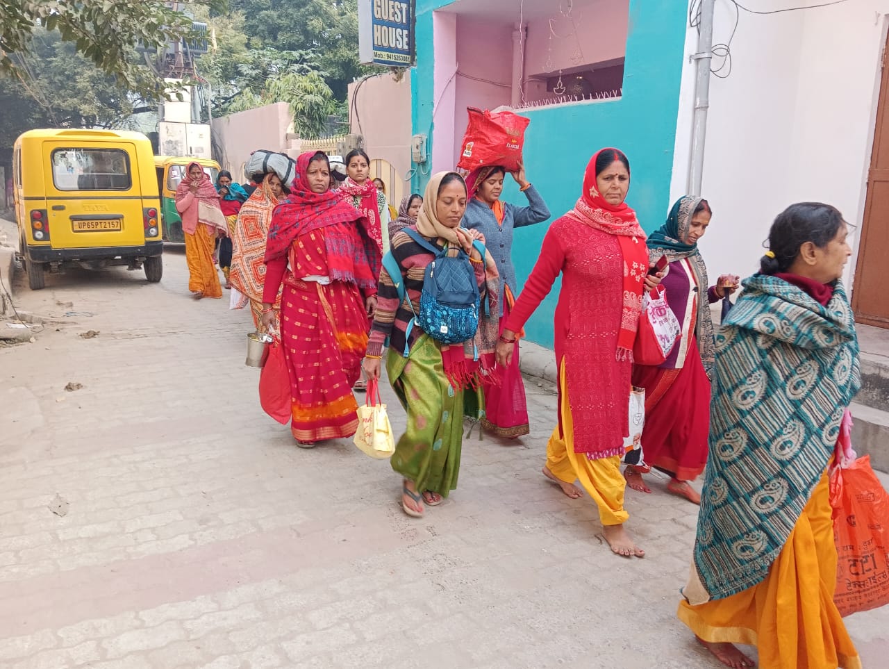 अंतरगृही यात्रा पर नंगे पांव श्रद्धालु महिलाएं