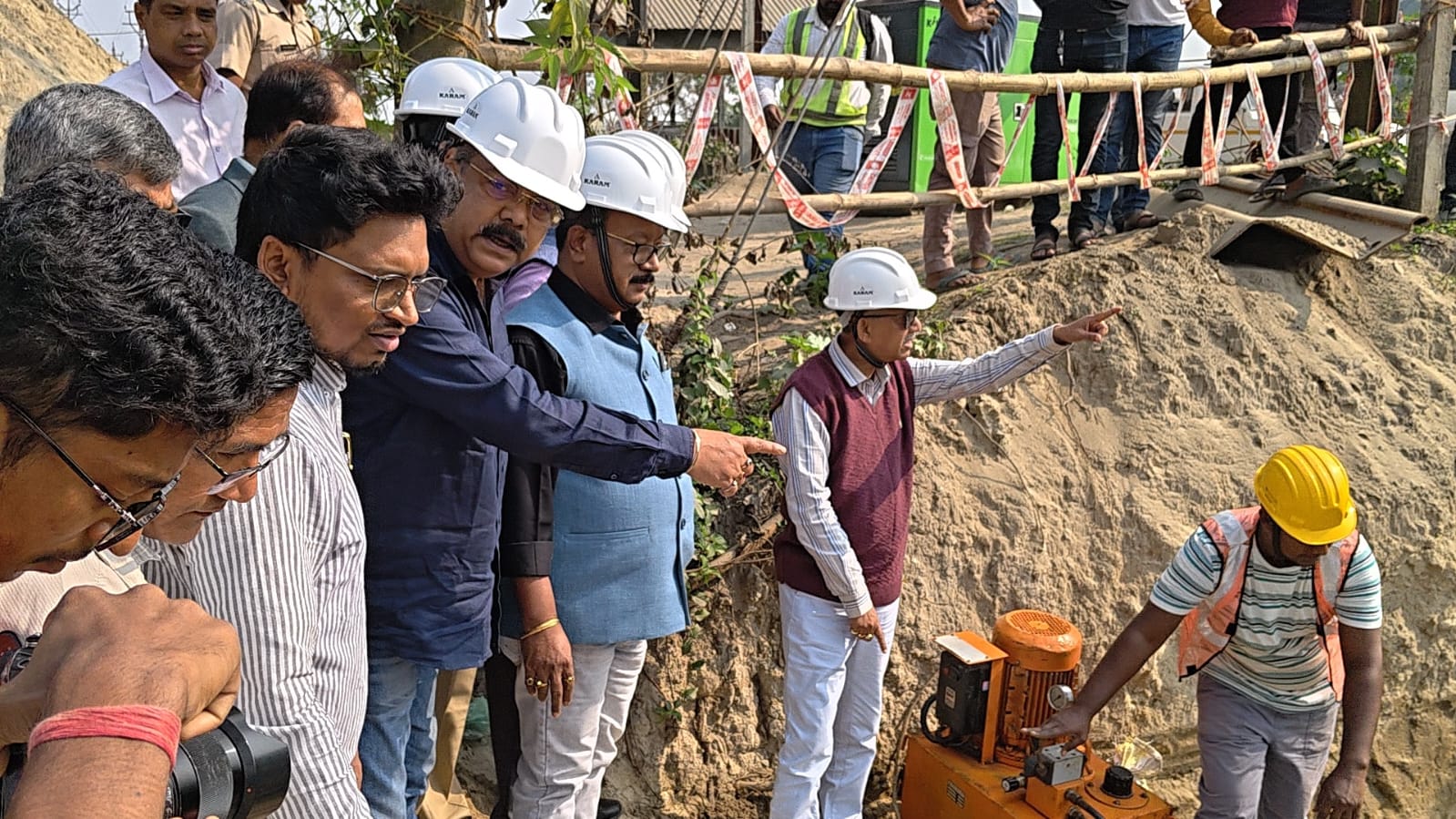 अमृत–2 परियोजना की प्रगति का जायजा लेते मेयर और अन्य अधिकारी