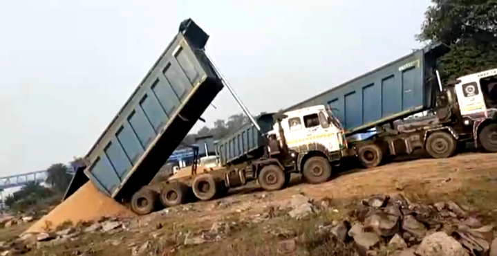 अवैध बालू घाट का निरीक्षण करतीं विधायक अग्निमित्रा पॉल।