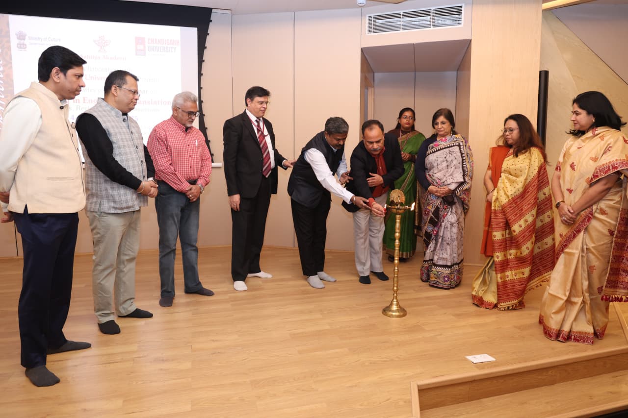 दीप जलाकर नेशनल सेमिनार का शुभारंभ करते प्रो. डॉ थिपेंद्र पी. सिंह, प्रो वाइस चांसलर, चंडीगढ़ यूनिवर्सिटी, यूपी व षणमुखानंद,उप सचिव, साहित्य अकादमी समेत अन्य। दीप जलाकर नेशनल सेमिनार का शुभारंभ करते प्रो. डॉ थिपेंद्र पी. सिंह, प्रो वाइस चांसलर, चंडीगढ़ यूनिवर्सिटी, यूपी व षणमुखानंद,उप सचिव, साहित्य अकादमी समेत अन्य।