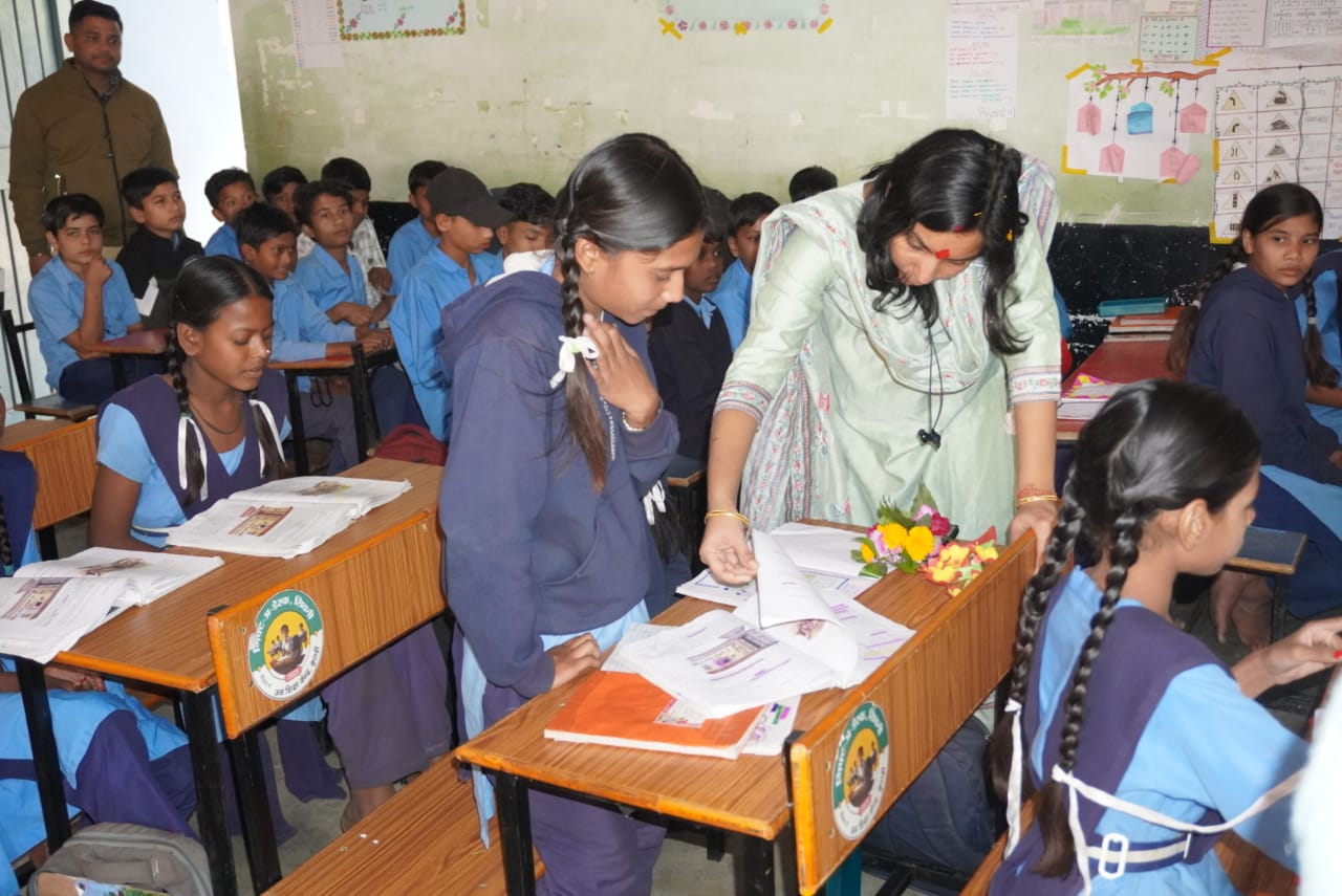 Seoni: Collector conducts surprise inspection, reviews school arrangements, gives career tips to children