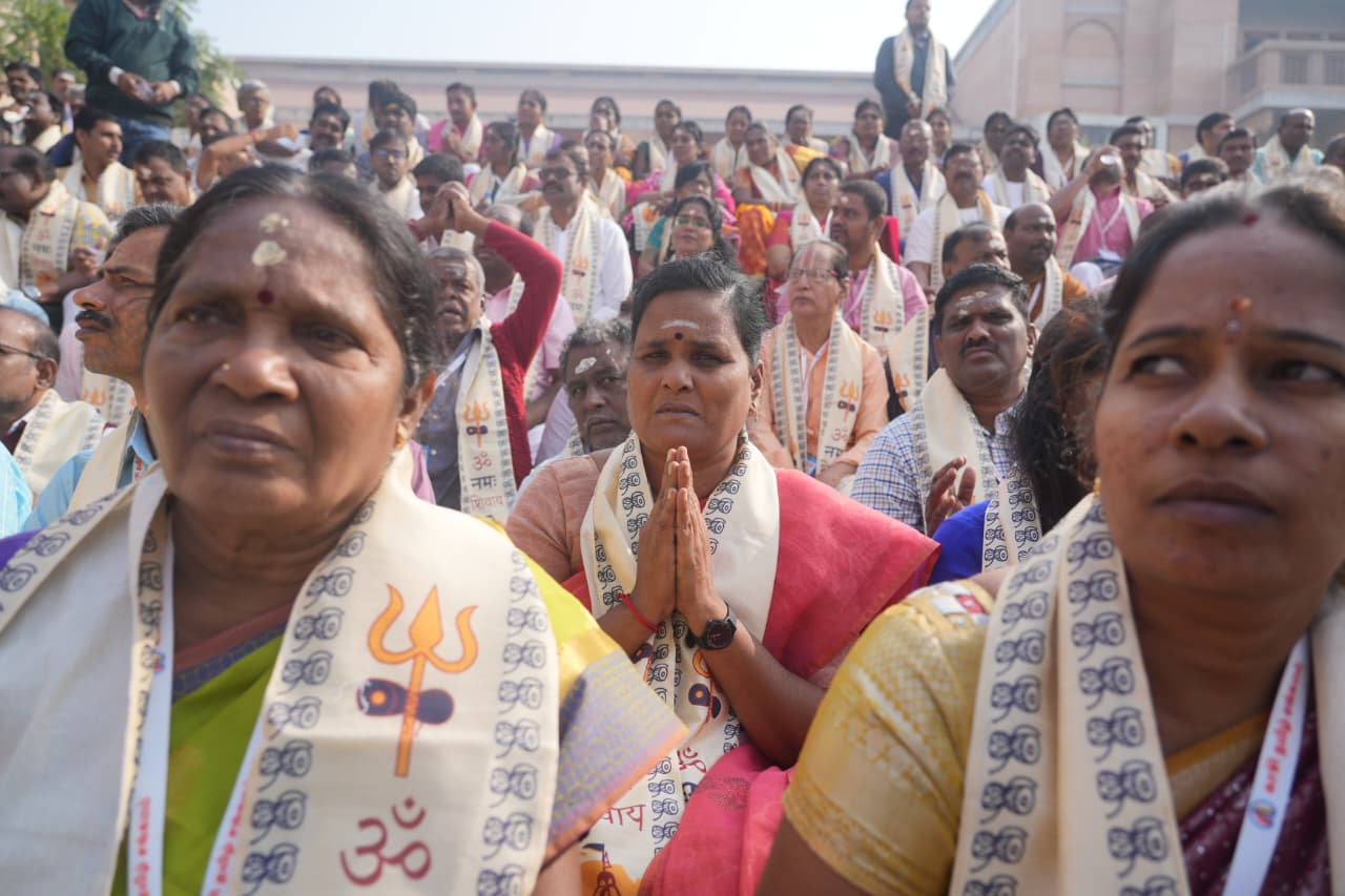 तमिल मेहमानों का दल काशी विश्वनाथ मंदिर में