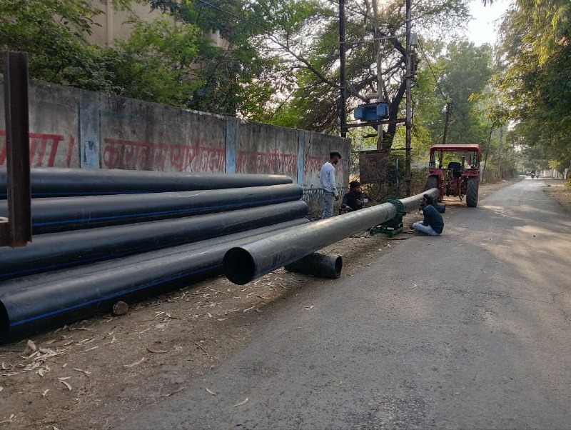 नई पाइप लाइन के पाइप को आपस में जोड़कर डालने के लिए हुई तैयारी नई पाइप लाइन के पाइप को आपस में जोड़कर डालने के लिए हुई तैयारी