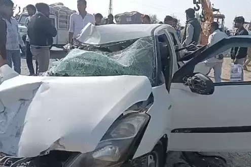ट्रेलर से टकराई कार, नवविवाहित युवक सहित दो की मौत ट्रेलर से टकराई कार, नवविवाहित युवक सहित दो की मौत