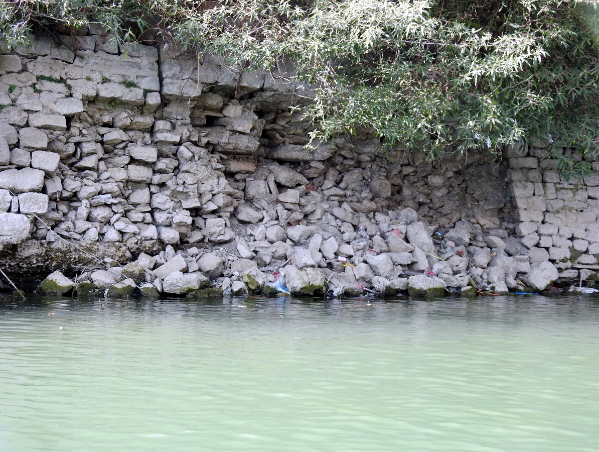 नैनी झील की एक क्षतिग्रस्त दीवार.