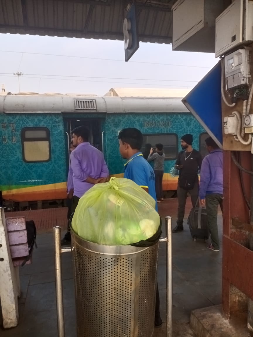 कचरा प्रबंधन को लेकर ओबीएचएस और पेंट्री कार स्टाफ के साथ संवाद सत्र। कचरा प्रबंधन को लेकर ओबीएचएस और पेंट्री कार स्टाफ के साथ संवाद सत्र।