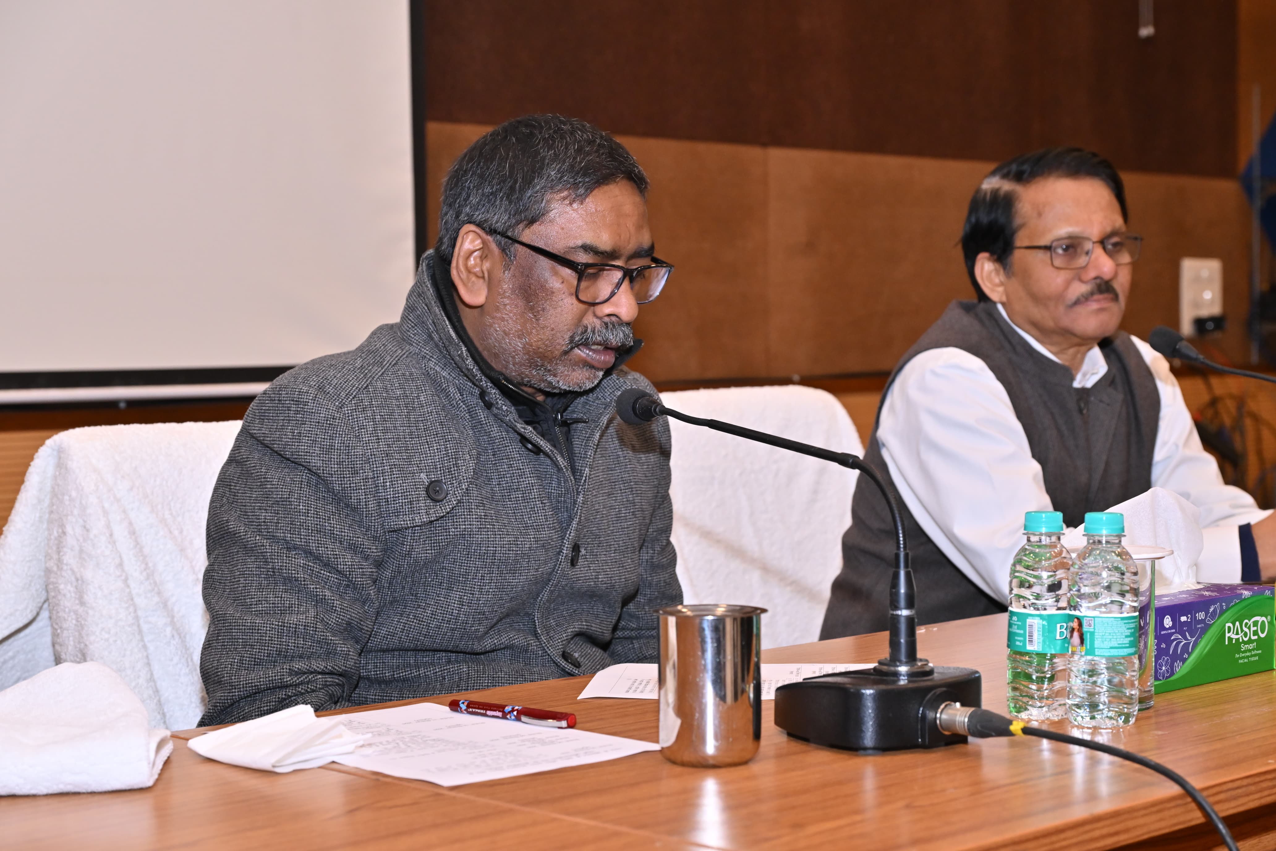 बैठक की तस्वीर