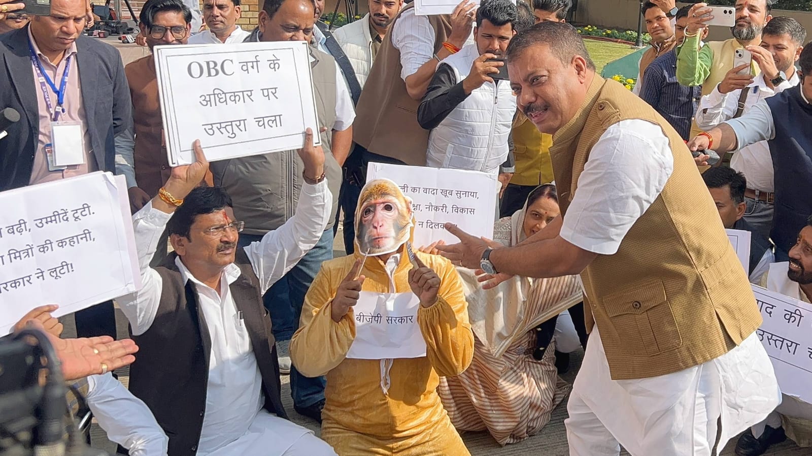 विधानसभा परिसर में कांग्रेस का प्रदर्शन विधानसभा परिसर में कांग्रेस का प्रदर्शन