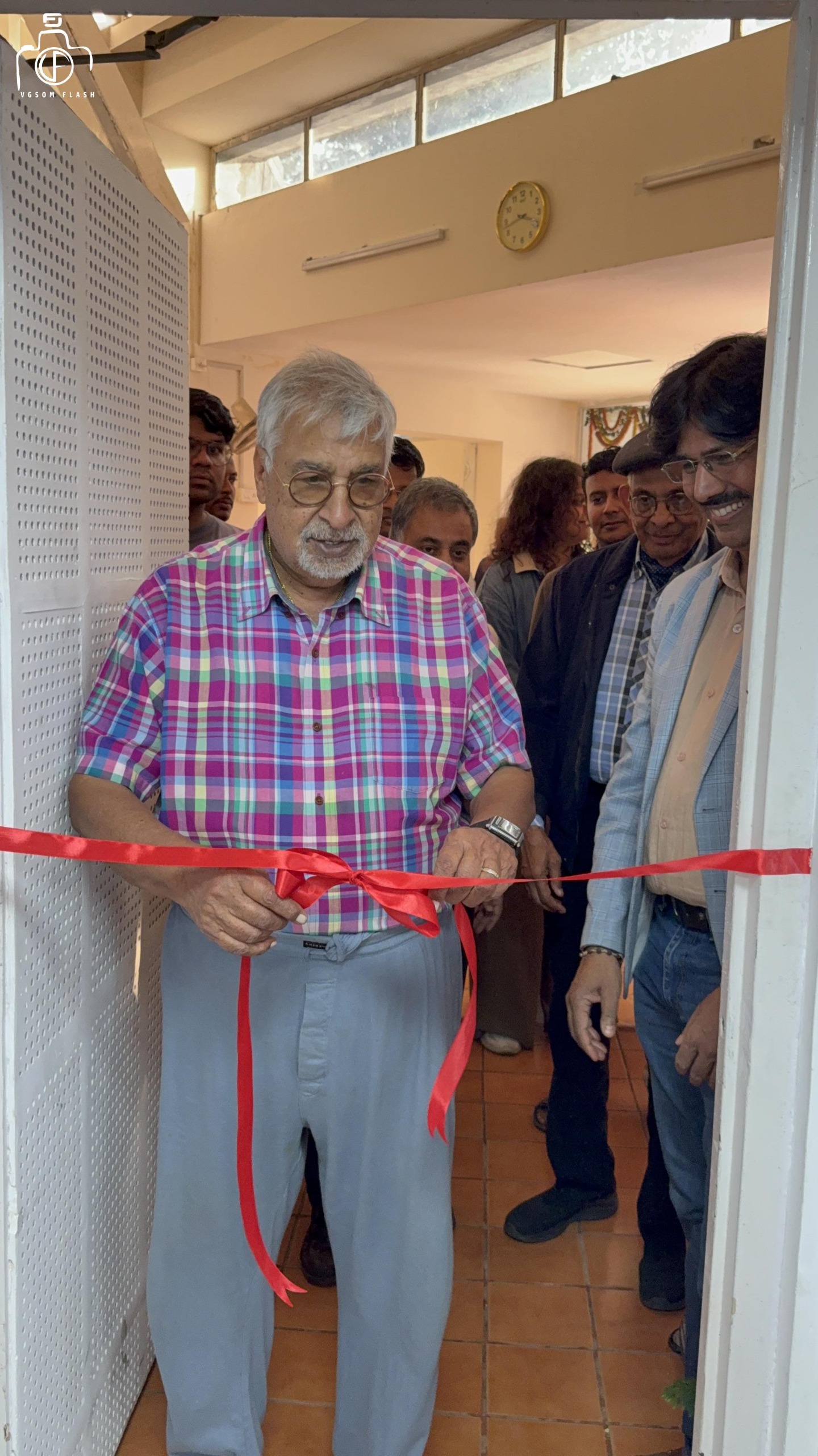 डॉ. विनोद गुप्ता वीजीसोम के नए सेमिनार कक्ष का उद्घाटन करते हुए।